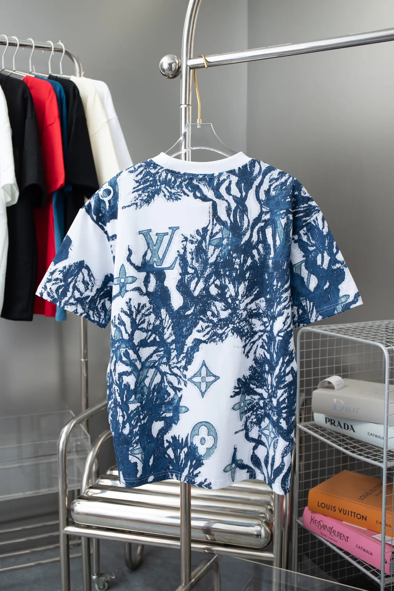 🅿️180 LV 2025ss Spring and Summer New Short Sleeve This fresh cotton T-shirt features a delicate jacquard knitted pattern that is eye-catching. It features the collection's Monogram Aquagarden display of coral and seaweed, whose aqua hue is reminiscent of a refreshing swim. This piece is eye-catching paired with white separates for a summery feel. Monogram Aquagarden jacquard all over, LV label on reverse. S M L XL